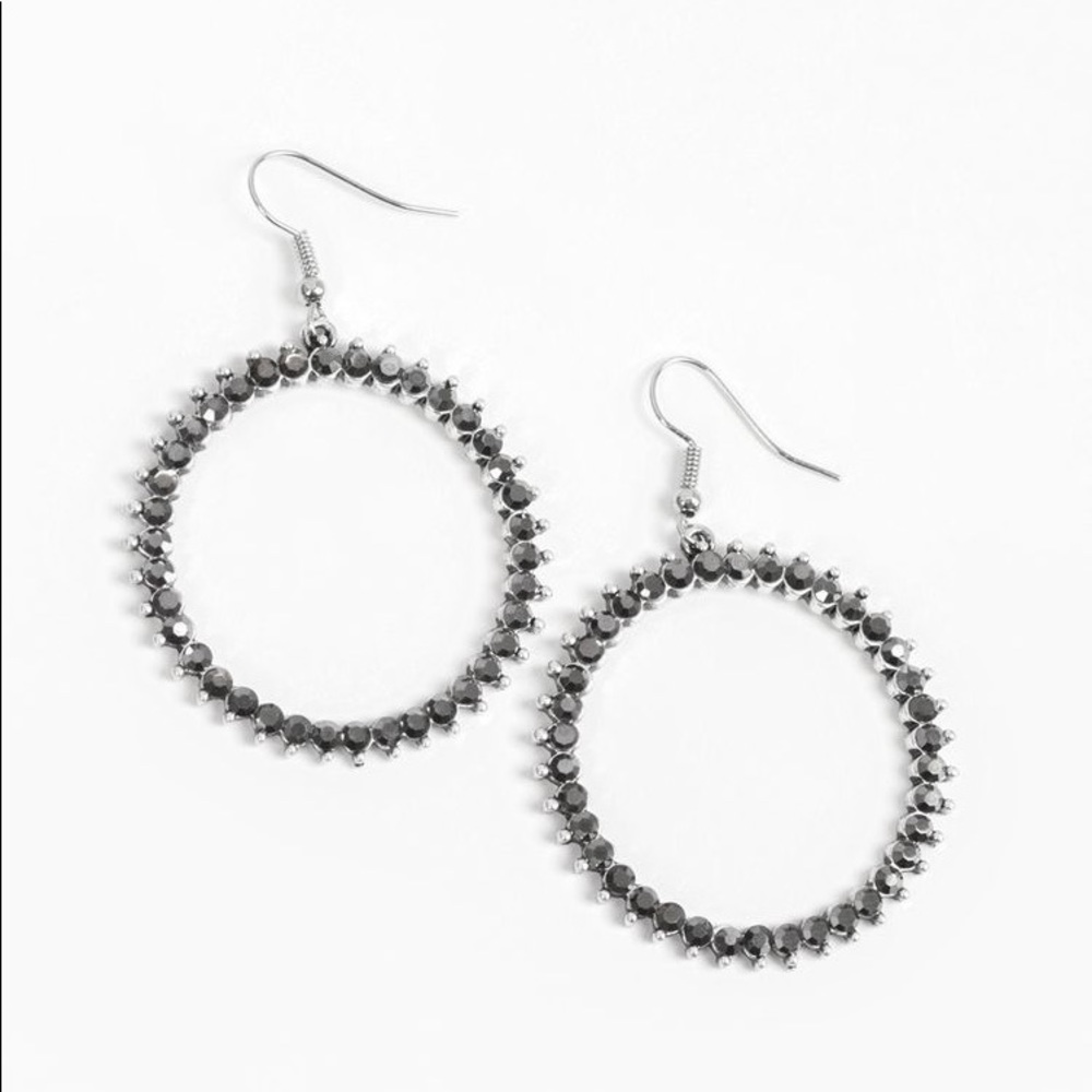 ✨3 for $10✨ Silver with gray stone earrings